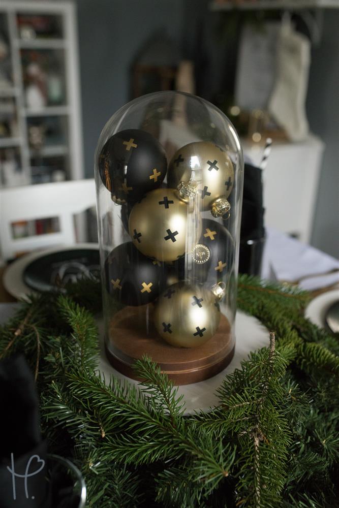 adhesive-vinyl-christmas-ornaments